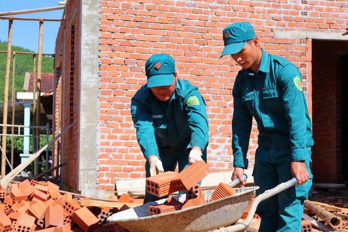 Lực lượng Ban Chỉ huy Quân sự cùng các tổ chức đoàn thể hỗ trợ người dân vận chuyển vật liệu, xây dựng và sửa chữa nhà ở