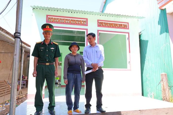 Gia đình chị Lê Thị Kiều (xã Trà Bồng) phấn khởi khi căn nhà mới sắp hoàn thiện, mở ra hy vọng về cuộc sống ổn định hơn