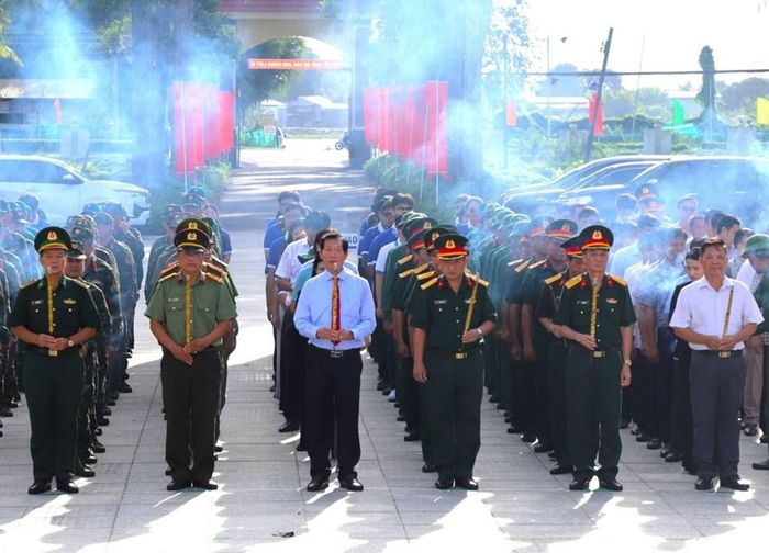 Lãnh đạo tỉnh An Giang, sở, ngành tỉnh và lực lượng chuyên trách tại Nghĩa trang liệt sĩ Châu Phú