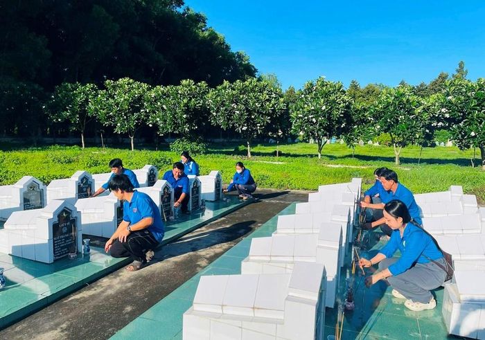 Đoàn viên thanh niên xã Vĩnh Thạnh Trung, thắp hương các mộ chiến sĩ tại Nghĩa trang liệt sĩ Châu Phú