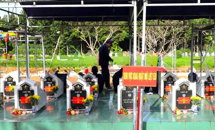 Khu vực khai quật mộ liệt sĩ tại Nghĩa trang liệt sĩ Châu Phú