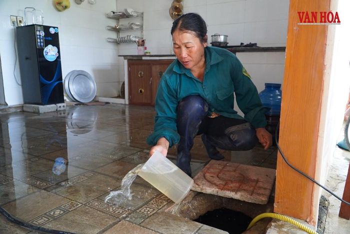 Nước ngập tràn vào bể chứa nước sinh hoạt của gia đình