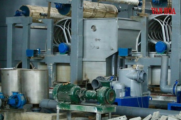 Các máy móc thiết bị bên trong gấp rút lắp đặt