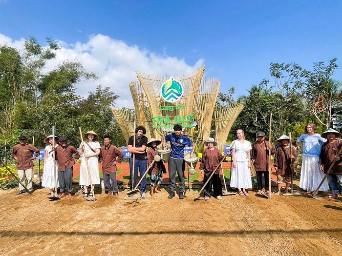 Du khách tham gia lễ hội cầu bông năm 2026 tại làng rau Trà Quế, thành phố Đà Nẵng