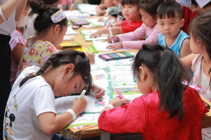 Các bạn nhỏ trải nghiệm hoạt động tô màu