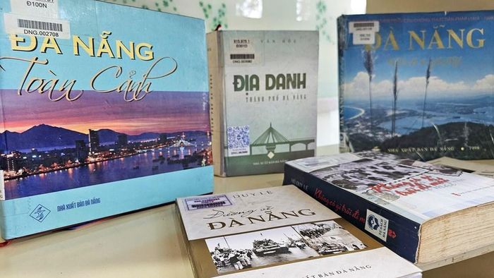 Trưng bày 3.000 bản sách và nhiều tư liệu, hình ảnh, báo chí và nguồn thông tin giá trị, phản ánh quá trình hình thành, phát triển của Đà Nẵng qua các thời kỳ