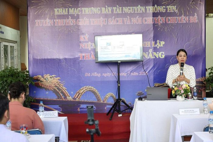 Đại diện Ban Tuyên giáo và Dân vận Thành ủy Đà Nẵng trình bày chuyên đề “Đà Nẵng - Một năm hình thành, một chặng đường phát triển"
