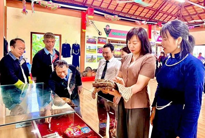 Mỗi góc trưng bày phản ánh nét đẹp riêng, đồng thời khắc họa bức tranh đoàn kết của cộng đồng các dân tộc vùng cao Hợp Thành