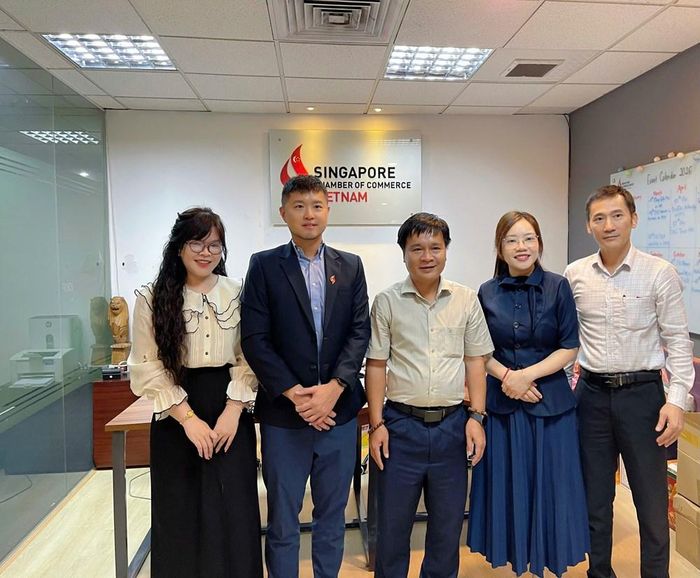 Đại diện hai đơn vị chụp ảnh lưu niệm sau buổi làm việc, khẳng định quyết tâm thúc đẩy hợp tác đầu tư trong giai đoạn mới