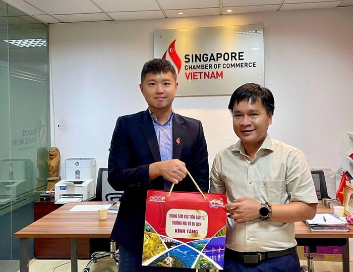 Món quà đặc sản Quảng Ngãi được trao tới đại diện SingCham Vietnam nhân buổi gặp gỡ, trao đổi hợp tác