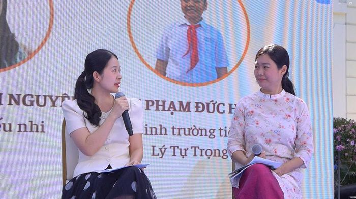 Nhà văn Phạm Khôi Nguyên (bên trái) và bà Trần Ngọc Nguyệt Quế chia sẻ về tầm quan trọng của nuôi dưỡng tình yêu của trẻ em với sách