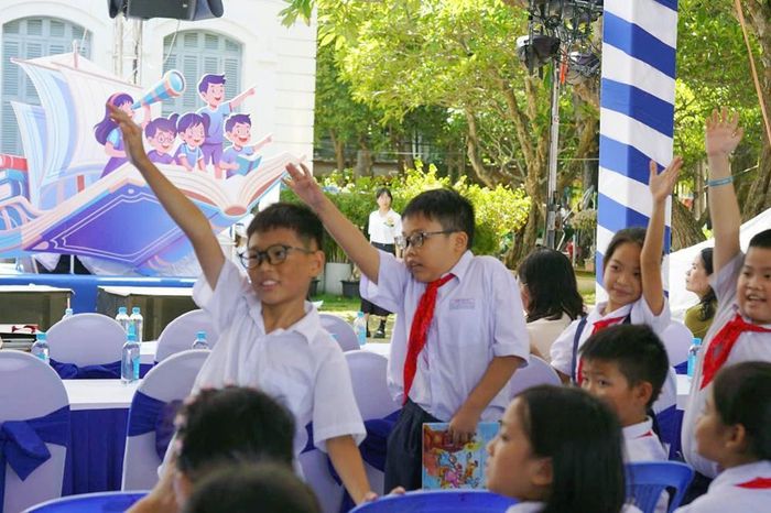 Học sinh hào hứng xung phong tham gia trò chơi đoán ca dao tục ngữ