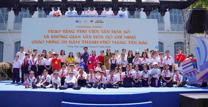 Hiệu trưởng các trường tiểu học chụp ảnh lưu niệm cùng các em học sinh