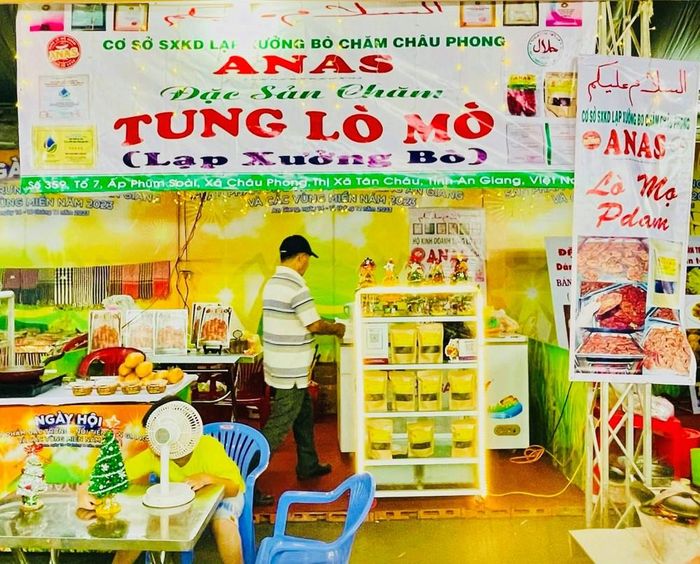 Sản phẩm "tung lò mò" được giới thiệu tại hội chợ thương mại