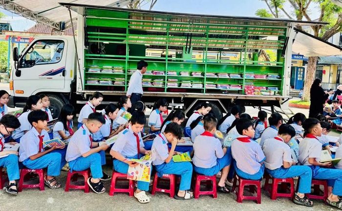 Những chuyến xe đặc biệt đã biến sân trường thành không gian đọc mở