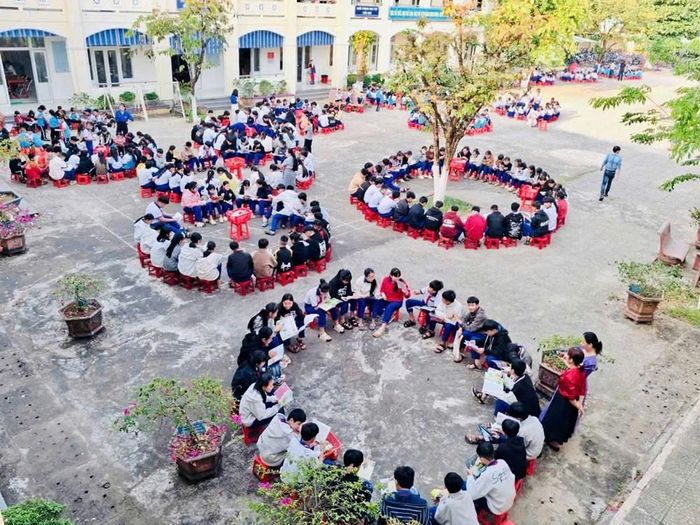 Mỗi điểm trường xe thư viện lưu động dừng chân, các cán bộ Thư viện Đà Nẵng sẽ giới thiệu sách, hướng dẫn kỹ năng đọc, tổ chức các trò chơi trí tuệ, kể chuyện theo sách