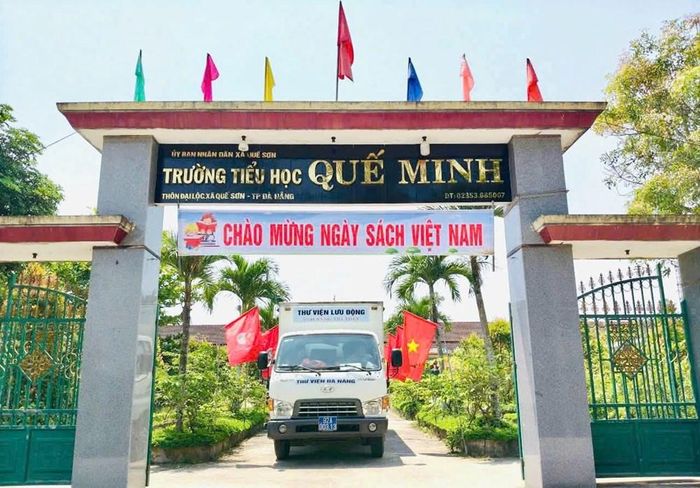 Xe thư viện lưu động của Thư viện Đà Nẵng đến với các điểm trường trên địa bàn
