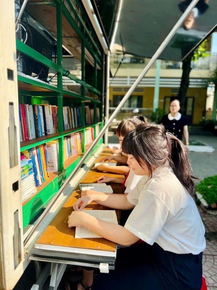 Các bạn học sinh thích thú tiếp cận không gian đọc sách lưu động, mới mẻ