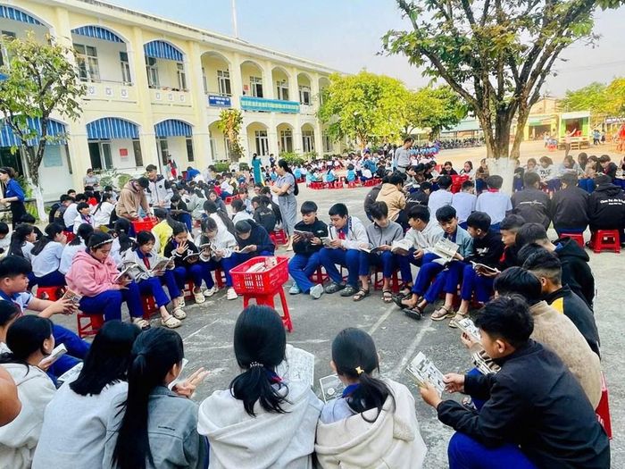 Xe thư viện lưu động đã có mặt tại nhiều điểm trường ở Đà Nẵng