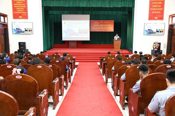 Báo cáo viên của Chi đội Kiểm ngư số 3 tuyên truyền về tình hình thế giới, khu vực, biển, đảo