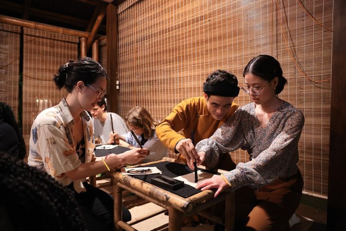 Trong không gian linh thiêng của Văn Miếu – Quốc Tử Giám (Hà Nội), tour đêm đang mở ra một cách tiếp cận mới với di sản khi kết hợp hài hòa giữa giá trị truyền thống và công nghệ số hiện đại. Ảnh: TTXVN
