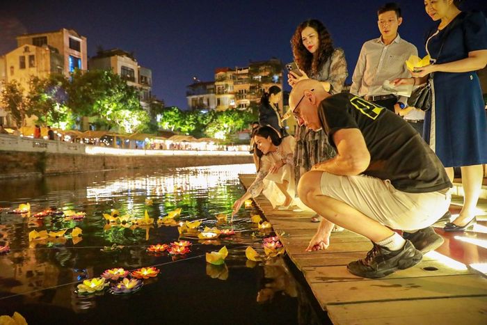 "Đêm Hội Hoa Đăng Hồ Văn - Văn Miếu" với chủ đề thắp đăng khai trí gửi nguyện thành danh. Sự kiện hứa hẹn sẽ là một sản phẩm du lịch đêm độc đáo của Thủ đô thu hút người dân và du khách trong thời gian tới. Ảnh: Khánh Hòa - TTXVN