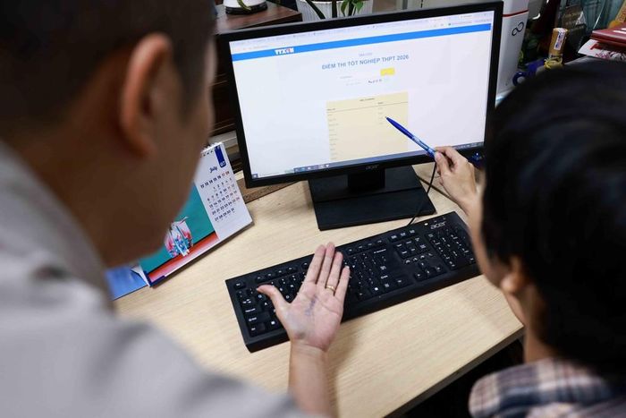 Phụ huynh, truy cập trang tra cứu điểm thi của TTXVN theo địa chỉ https://diemthi.vnanet.vn/ để xem điểm thi tốt nghiệp THPT năm 2026 cho thí sinh. Ảnh: Thanh Tùng – TTXVN