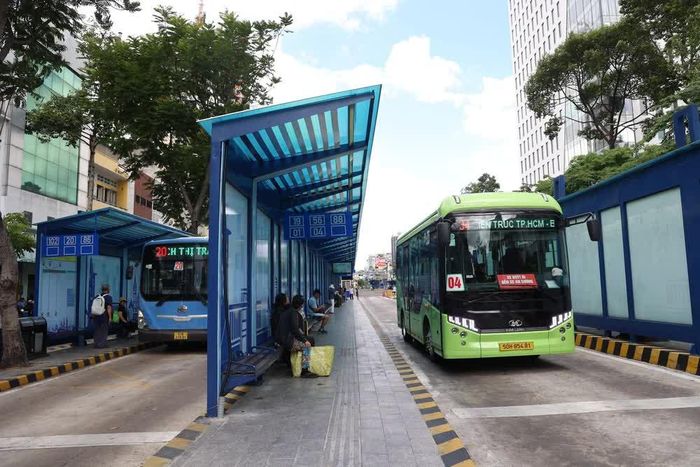 Nhà chờ xe buýt tại Trạm trung chuyển xe buýt Hàm Nghi. Ảnh: Hồng Đạt - TTXVN