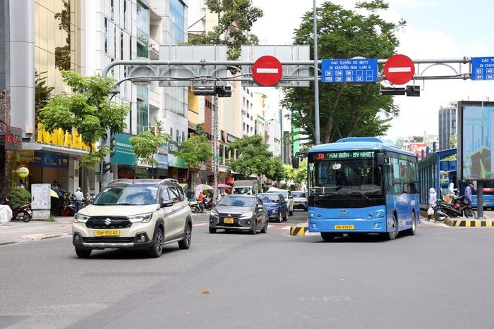 Miễn vé xe buýt góp phần tạo thói quen sử dụng phương tiện công cộng cho người dân, giúp giảm phát thải, bảo vệ môi trường sống. Ảnh: Hồng Đạt - TTXVN