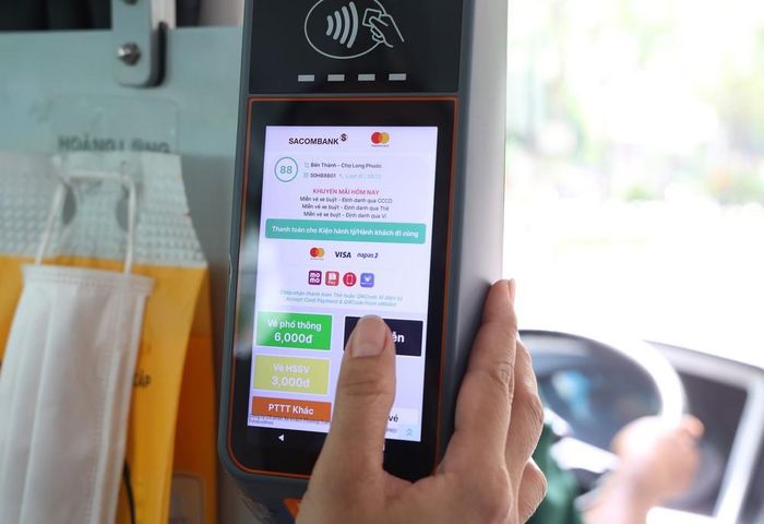 Bảng thanh toán điện tử thông báo miễn phí vé xe buýt cho hành khách trên xe tuyến số 88. Ảnh: Hồng Đạt - TTXVN