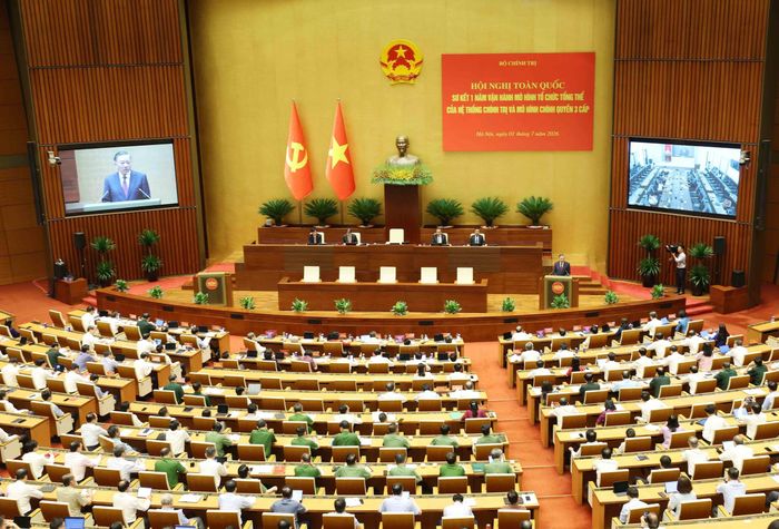 Sáng 1/7/2026, Bộ Chính trị tổ chức Hội nghị toàn quốc sơ kết 1 năm vận hành mô hình tổ chức tổng thể của hệ thống chính trị và mô hình chính quyền 3 cấp. Tổng Bí thư, Chủ tịch nước Tô Lâm cùng các đồng chí Lãnh đạo chủ chốt và Trưởng Ban Tổ chức Trung ương chủ trì Hội nghị. Hội nghị được tổ chức trực tiếp tại Hội trường Diên Hồng, Nhà Quốc hội (Hà Nội) và kết nối trực tuyến tới 3.651 điểm cầu tại các bộ, ban, ngành, đoàn thể Trung ương, trụ sở các tỉnh, thành phố, trụ sở xã, phường, đặc khu trên toàn quốc. Ảnh: Thống Nhất, Phương Hoa - TTXVN