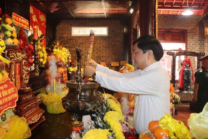 Bí thư Tỉnh ủy Tây Ninh Nguyễn Văn Quyết dâng hương tại Nhà lưu niệm Nguyễn Đình Chiểu. Ảnh: Bùi Giang - TTXVN