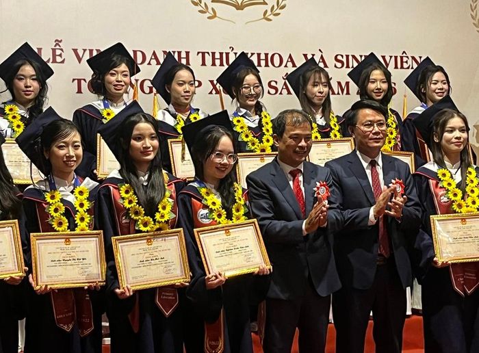 Các sinh viên tốt nghiệp xuất sắc được vinh danh
