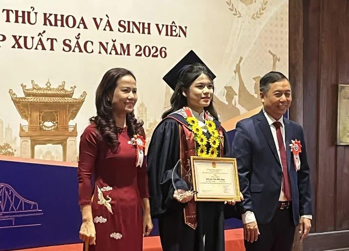 Sinh viên Trần Minh Ngọc (giữa) được vinh danh Thủ khoa toàn trường