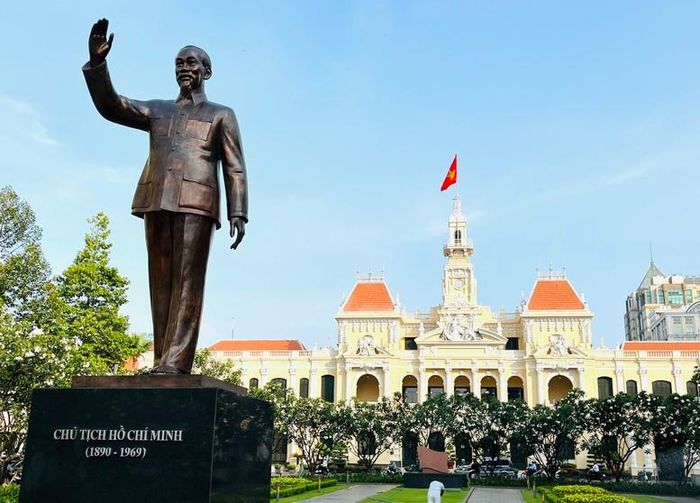 Tên gọi Thành phố Hồ Chí Minh kết tinh ba tầng ý nghĩa: Ký ức về một cuộc đấu tranh vĩ đại; lòng biết ơn đối với lãnh tụ kính yêu của dân tộc; và niềm tin vào vai trò đặc biệt của Thành phố trong tương lai đất nước