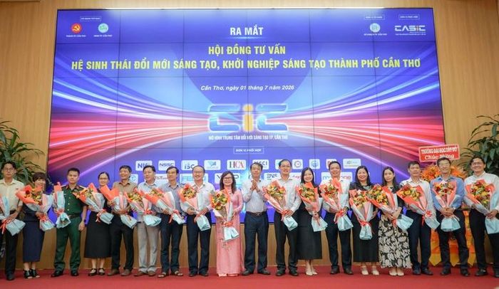 Lãnh đạo TP. Cần Thơ và các thành viên Hội đồng tư vấn Hệ sinh thái đổi mới sáng tạo, khởi nghiệp sáng tạo - Ảnh: VGP/LS