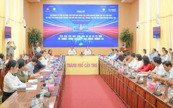 Phó Chủ tịch UBND TP. Cần Thơ Nguyễn Văn Khởi khẳng định, đổi mới sáng tạo, khoa học - công nghệ và chuyển đổi số sẽ trở thành động lực tăng trưởng mới của Thành phố trong giai đoạn phát triển mới - Ảnh: VGP/LS