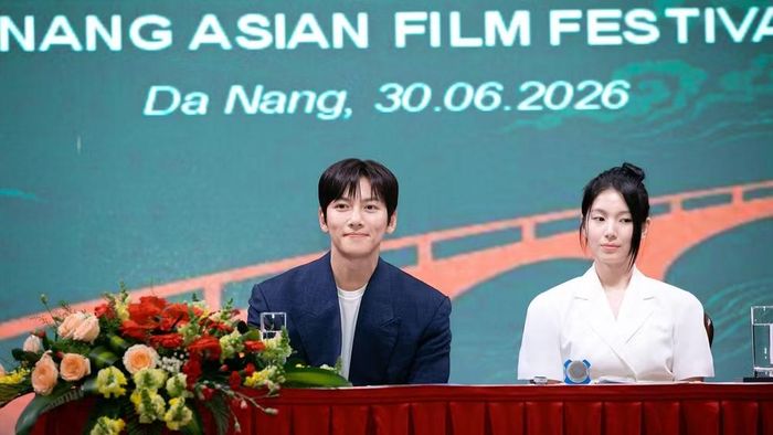 Ji Chang Wook và Han Dong Hee gặp gỡ báo giới.