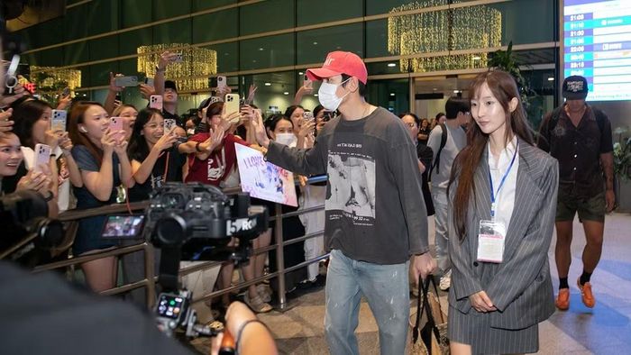 Ji Chang Wook trong vòng vây người hâm mộ.