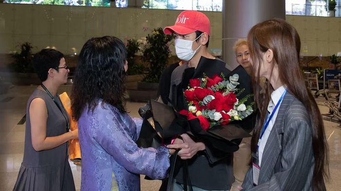 Ji Chang Wook khi đến sân bay Đà Nẵng.