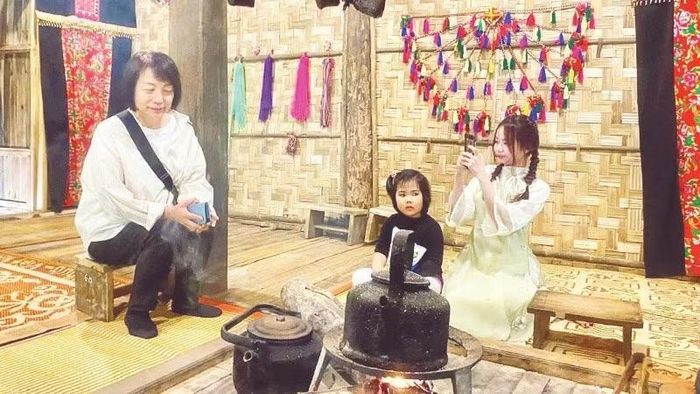 Du khách tìm hiểu không gian nhà sàn truyền thống làng Thái Hải (Thái Nguyên), có chứng chỉ sản phẩm OCOP 5 sao quốc gia. (Ảnh: VIỆT ANH)