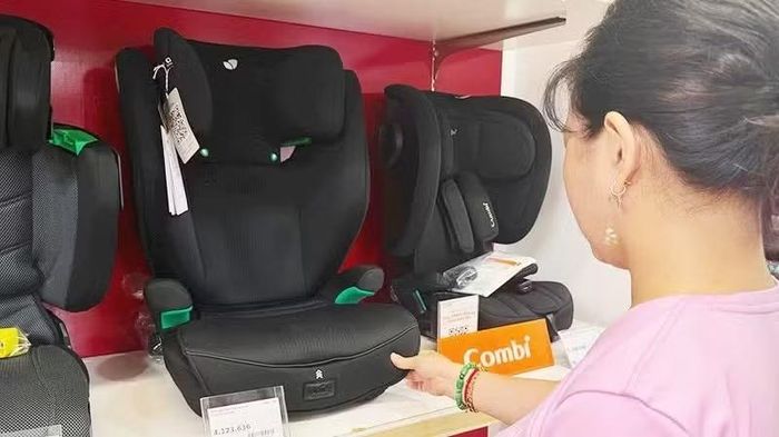 Người tiêu dùng tìm hiểu về tính năng của từng loại ghế an toàn cho trẻ em. (Ảnh: Nguyễn Thùy)