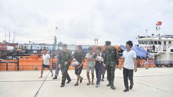 Y, bác sĩ đảo Nam Yết đón ngư dân lên đảo.