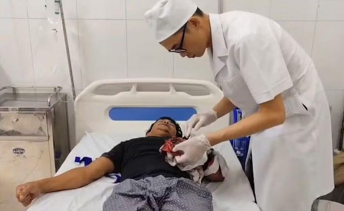 Y, bác sĩ đảo Nam Yết xử lý vết thương cho người bệnh.