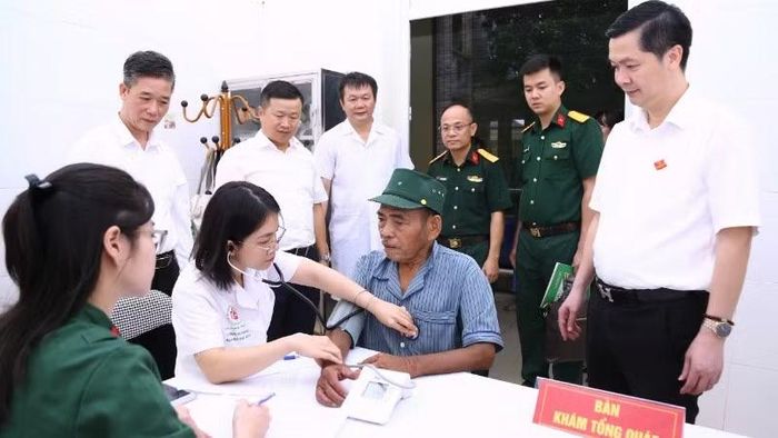 Bệnh viện Trung ương Quân đội 108 đã triển khai chương trình khám bệnh, tư vấn sức khỏe, cấp phát thuốc miễn phí cho hơn 1.000 người có công, đồng thời trao 100 suất quà tri ân tại ba xã Gia Lâm, Kiều Phú và Dân Hòa (thành phố Hà Nội).
