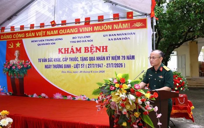 Thượng tá, Phó Giáo sư, Tiến sĩ Lê Xuân Dương, Chủ nhiệm Chính trị, Bệnh viện Trung ương Quân đội 108 phát biểu tại buổi khám bệnh miễn phí.