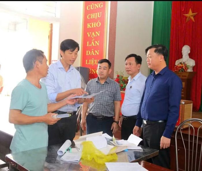 Các đồng chí lãnh đạo xã trao đổi với người dân.