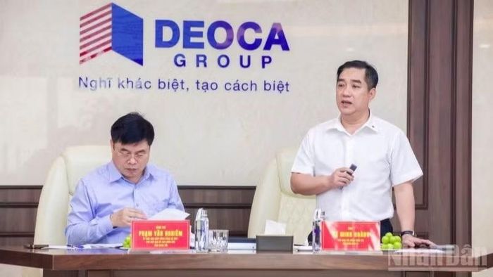 Ông Hồ Minh Hoàng (đứng) phát biểu ý kiến.