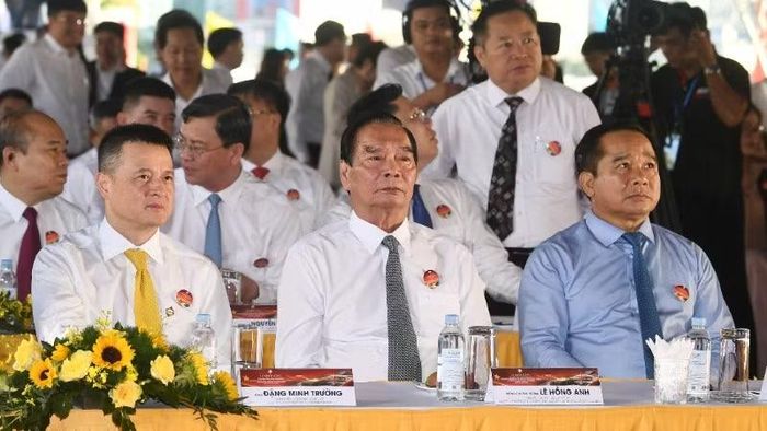 Các đồng chí lãnh đạo, nguyên là lãnh đạo Đảng, Nhà nước dự lễ khởi công. (Ảnh: THẾ ANH)