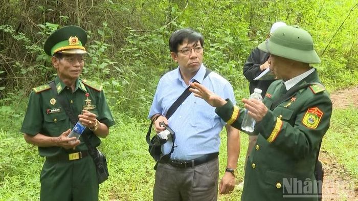 Các thành viên Đoàn khảo sát trao đổi thông tin về khu vực dự kiến khoanh vùng bảo vệ Di tích lịch sử Đồn Biên phòng Đắk Đam.